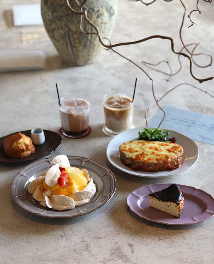 左から:リッチバタースコーン 500円、柑橘のパブロヴァ1,300円、ボロネーズクロックサンド 900円、バスクチーズケーキ 600円