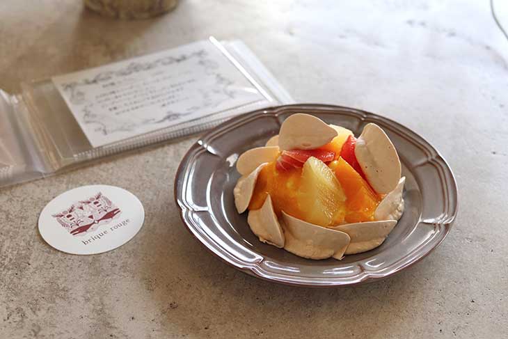 「柑橘のパブロヴァ」1,300円。パブロヴァはグリークヨーグルトと季節のフルーツを使ったスイーツ