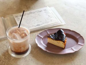 「バスクチーズケーキ」600円。ドリンクは「チョコチーヌ」680円