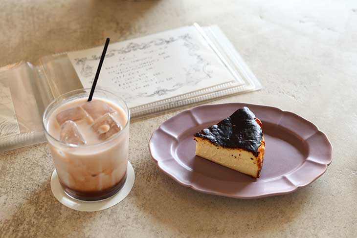 「バスクチーズケーキ」600円。ドリンクは「チョコチーヌ」680円