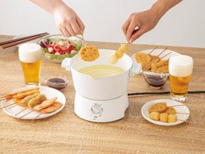 ニトリ「1台10役マルチ調理ポット」4,990円。鍋プレートと本体（ヒーター）で構成され、鍋プレートは約1.8リットルの大容量