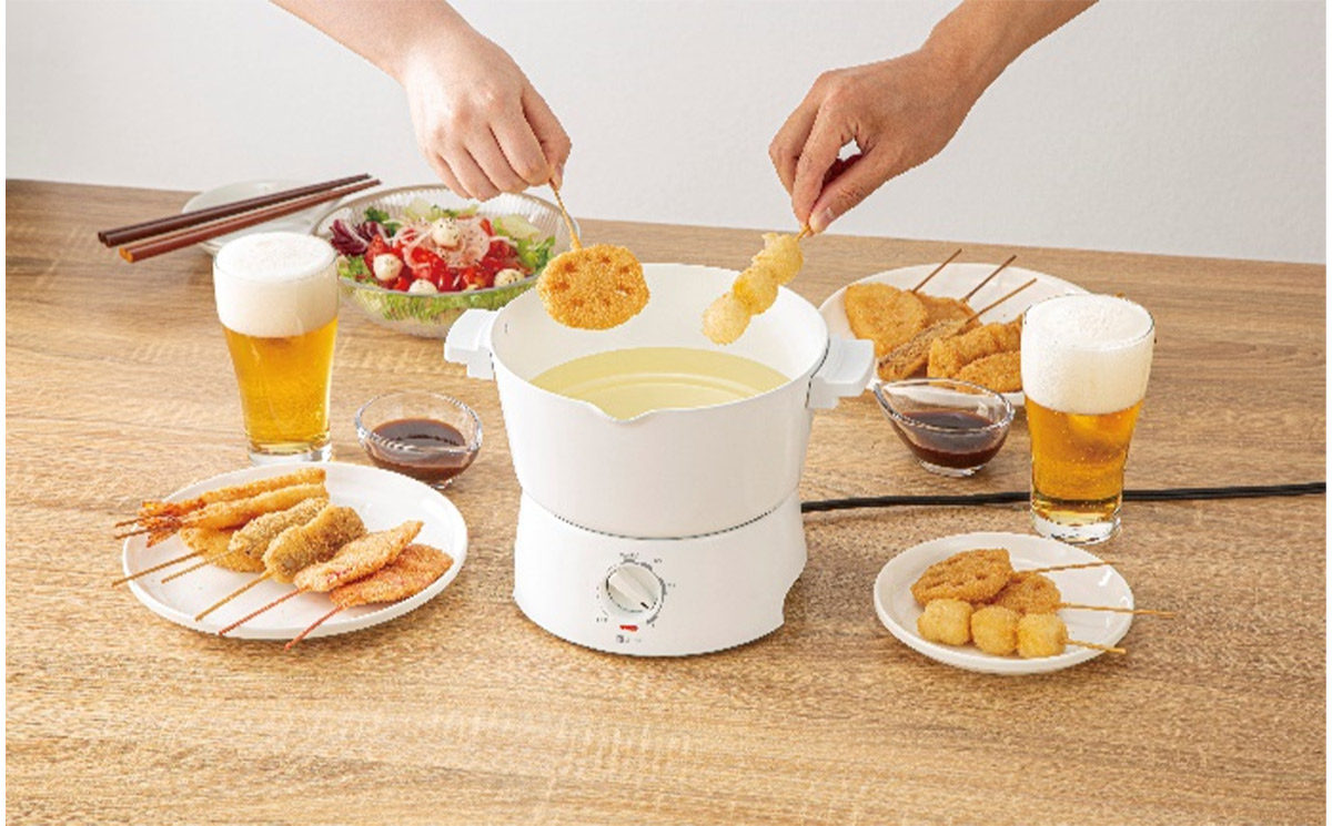 ニトリ「1台10役マルチ調理ポット」4,990円。鍋プレートと本体(ヒーター)で構成され、鍋プレートは約1.8リットルの大容量