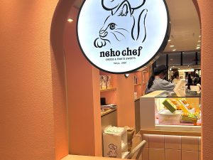 淡いピーチカラーのアーチ窓からすでに可愛い