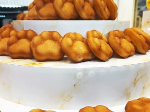 ネコシェフの人気商品のフィナンシェは、思わず見惚れる肉球の形