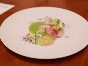 「TRUNK LUNCH COURSE」1名5，400円。前菜の「鹿児島県産カンパチのカルパッチョ 加賀太胡瓜のガスパチョ」