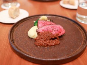肉料理は、「国産牛もも肉のステーキ シャリアピンソース」［食楽web］