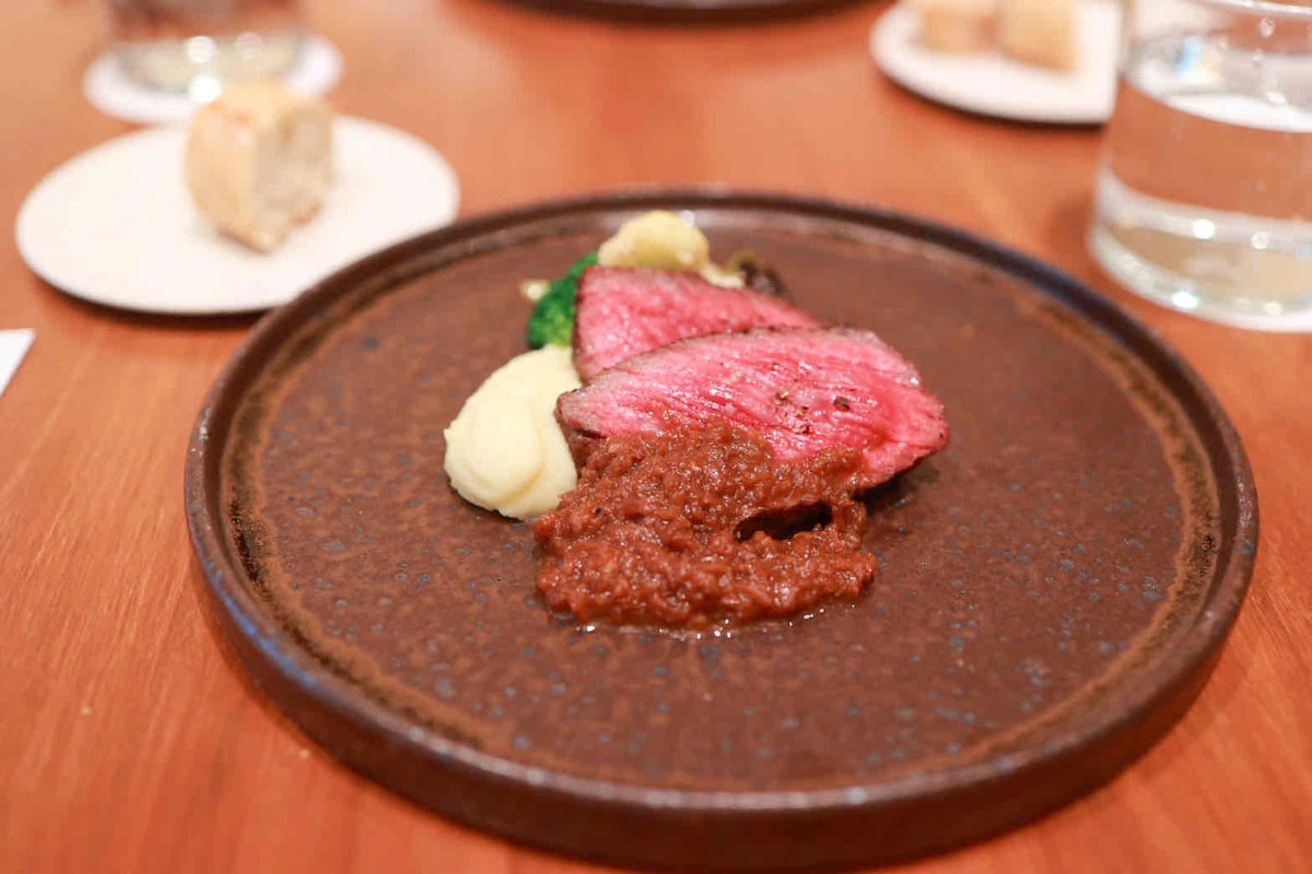 肉料理は、「国産牛もも肉のステーキ シャリアピンソース」［食楽web］