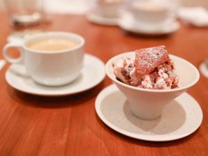 「本日のヌガーグラッセ」を食後のドリンクとともに