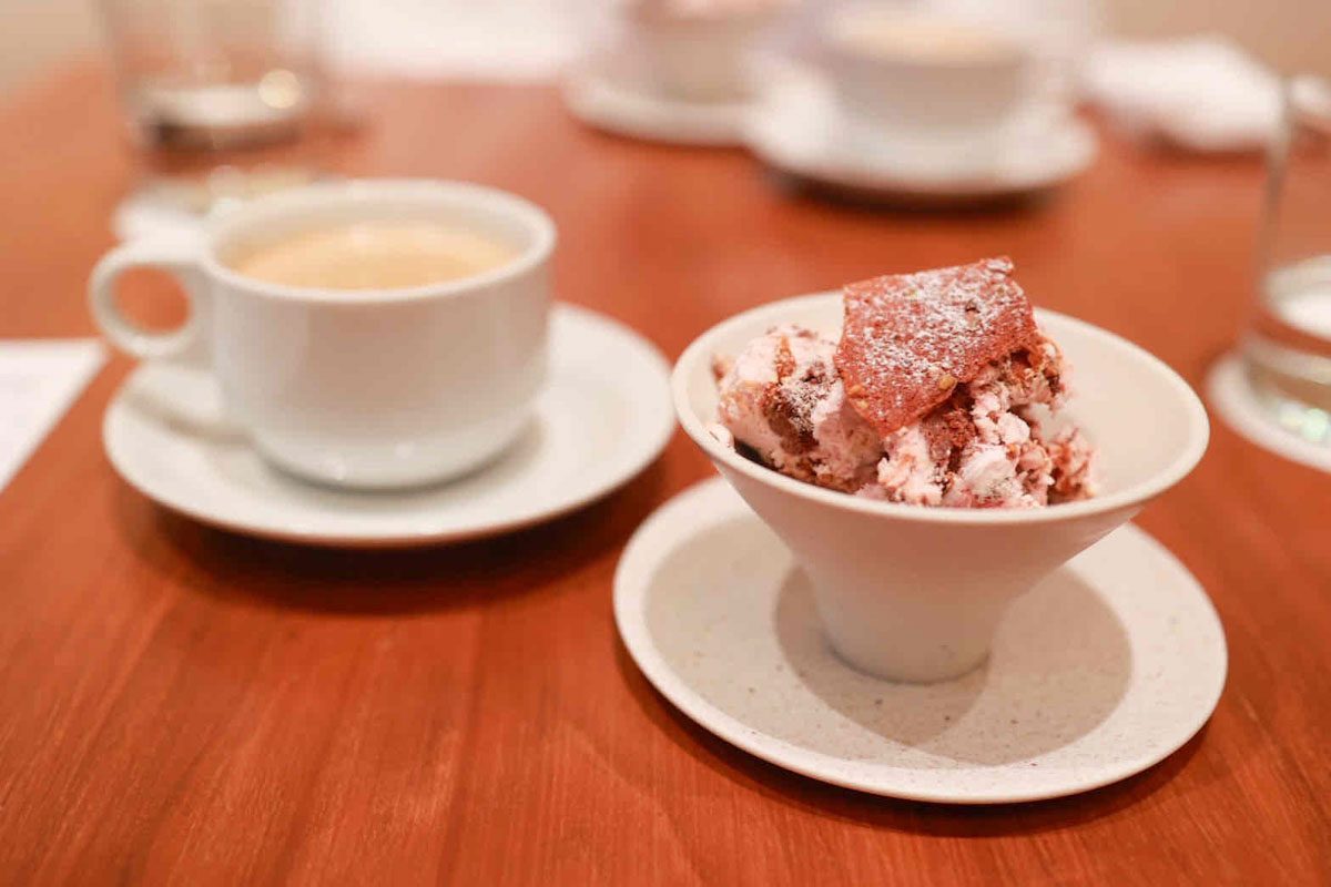 「本日のヌガーグラッセ」を食後のドリンクとともに