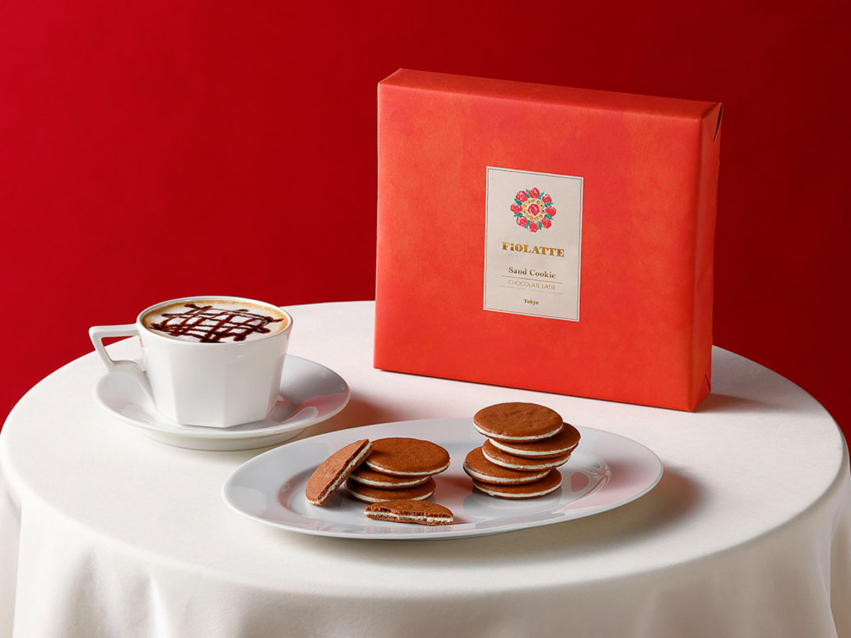 18枚入 2,376円。ギフトシーズンならではの華やかなパッケージで梱包した一品