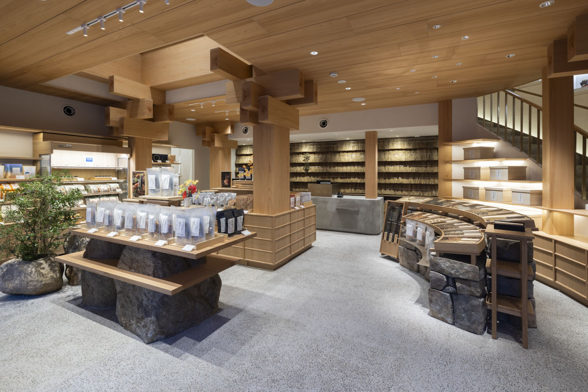 『東京銀座 茅乃舎』。乾物のコーナーを常設(画像右)