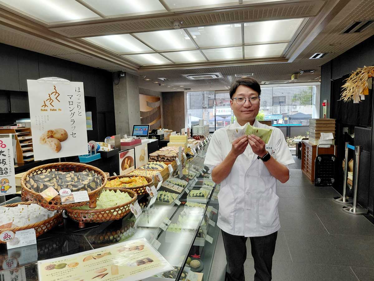 店長の⚫︎さん。店内にはたくさんのおいしい品が並ぶ