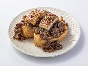 豆狸「盛盛うな牛いなり」2個入 1,512円/改札内B1F スクエア ゼロエリア