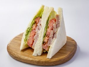 PREMIUM SAND＋CAFÉ メルヘン「ガーリックチップ入り大山どりのスモークチキンサンド」1パック テイクアウト:800円・イートイン:814円/改札内B1F 丸の内坂エリア