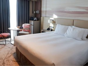 ベッドはヒルトンらしいもちもちとした寝心地！ 仕事の疲れをしっかりと癒してくれます
