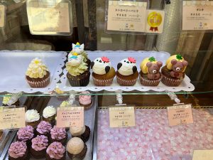 店内にはかわいいカップケーキやアイシングクッキーがずらり