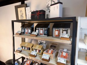 店内には、ご飯のお供やギフト商品がずらり。贈る相手を思い浮かべながら選ぶ時間も楽しい