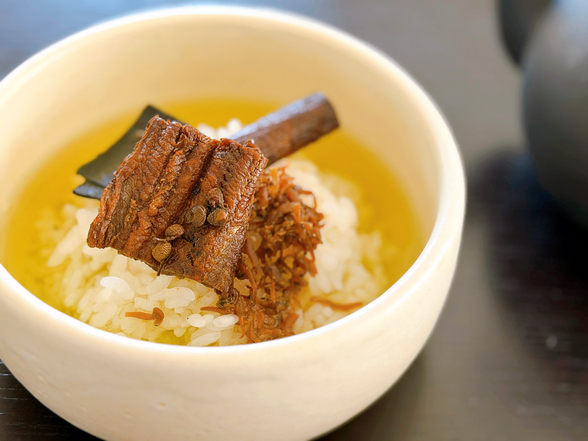 ご飯にのせて熱々の煎茶を注げば、忙しい年の瀬にほっとする至福の一杯ができあがり
