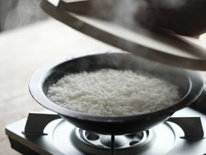 高い熱伝導率をいかし、卓上でも簡単にご飯が炊けます