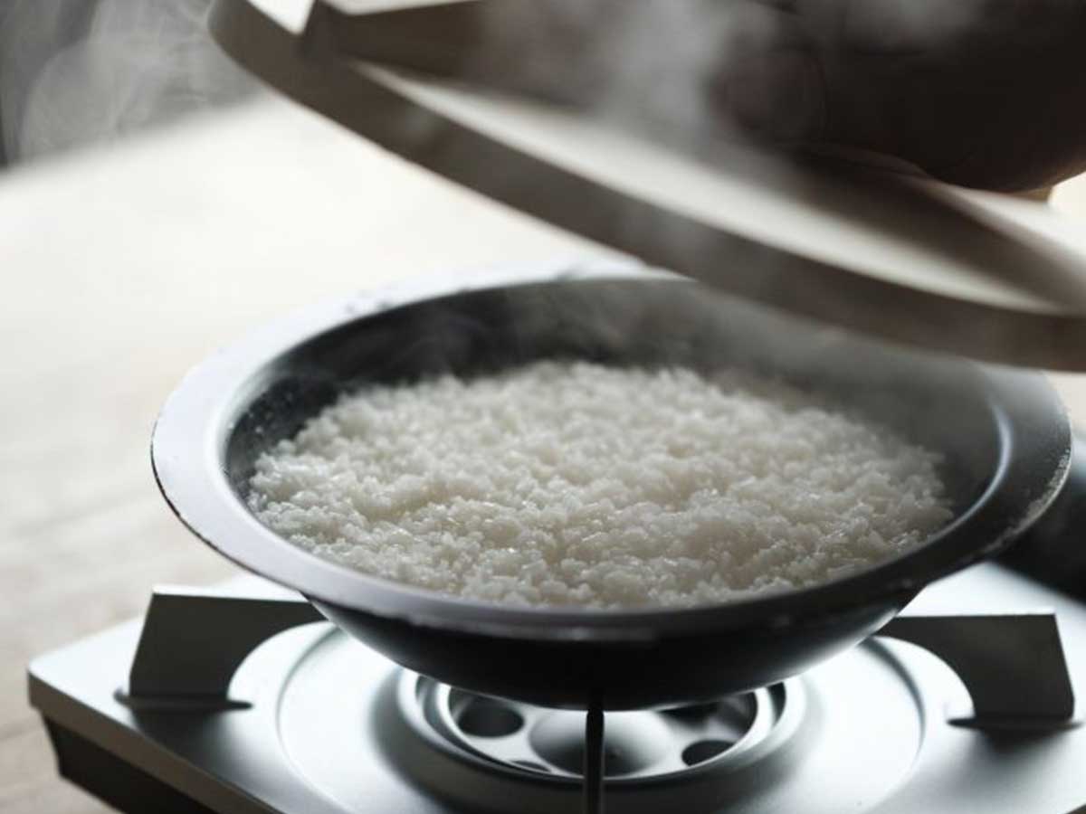 高い熱伝導率をいかし、卓上でも簡単にご飯が炊けます