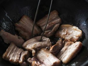 炒め物もアツアツのまま、お皿に移し替えずにテーブルへ