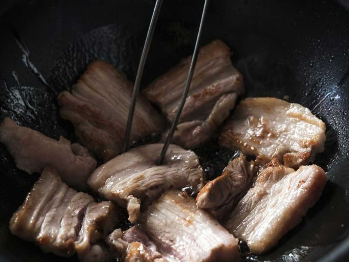 炒め物もアツアツのまま、お皿に移し替えずにテーブルへ