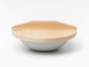 「φ250直火鍋 1.0（木蓋付）」15,620円、重さ：約298g、容量：約1.3L、カラー：グレー（写真）・ブラック　※電子レンジ・IHヒーター・食器洗浄機使用不可