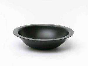 「φ250直火鍋 1.0」1万2,870円。フッ素化合物を含まないケイ素が主体の塗膜で、体にやさしく高い耐久性も実現 ［食楽web］