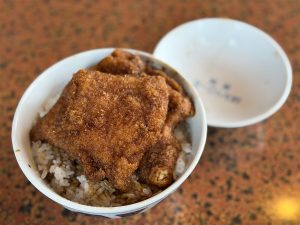 カツが3枚のった「カツ丼」1,100円。ミニサイズなども選べる