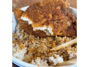 ソースが染み込んだご飯。かつてはコシヒカリにもち米を混ぜて炊いていたが、現在は、少しもっちり目の福井県産米を使用しているという