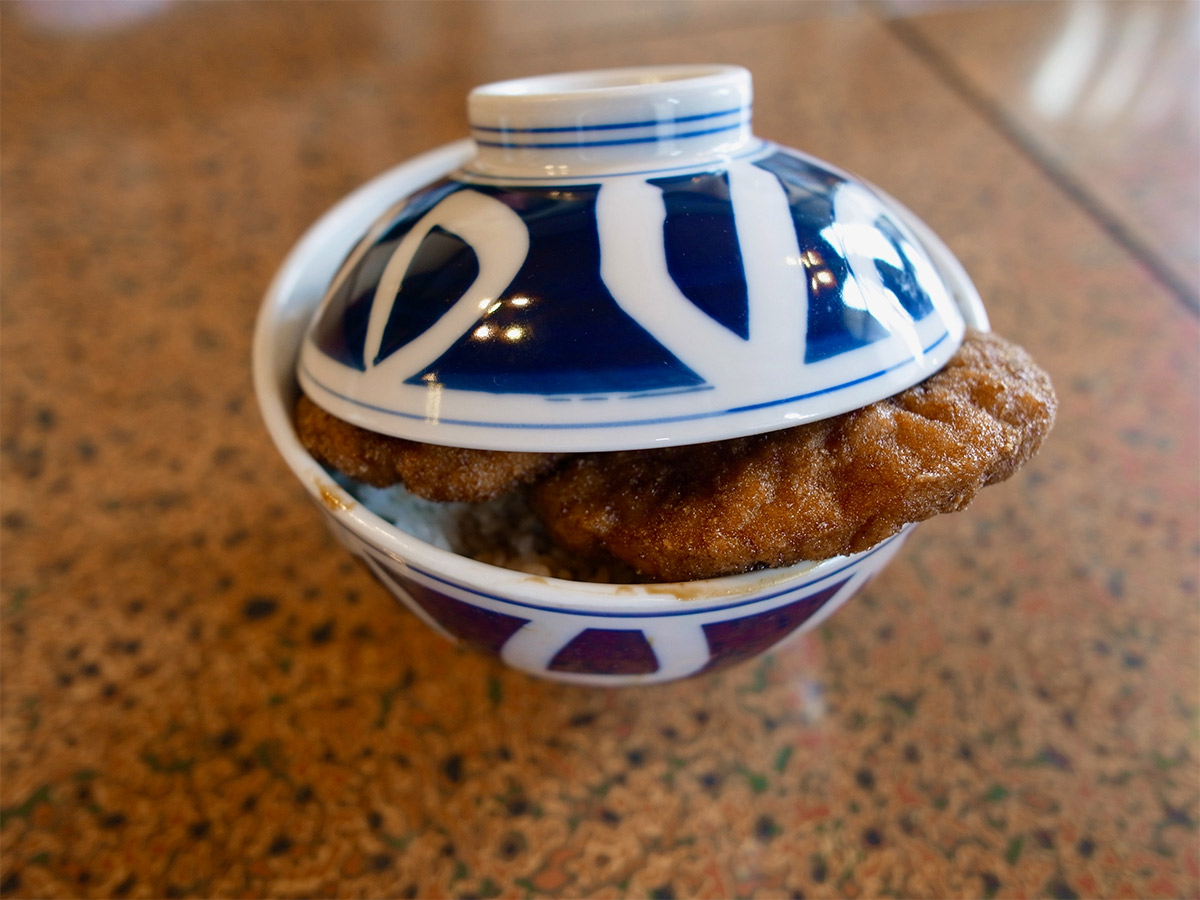 パリ丼（1,100円）はメンチカツが丼からはみ出ていて迫力満点。ご飯の量も400gとボリューミー