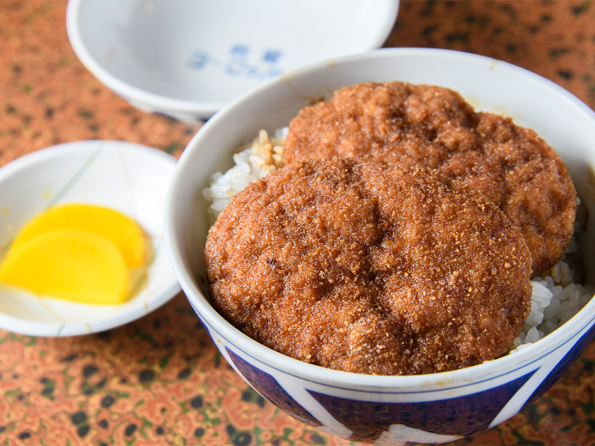 メンチは、牛と豚の部位を店で挽いて挽肉を作るこだわりよう。以前は鶏肉も使用していたそう