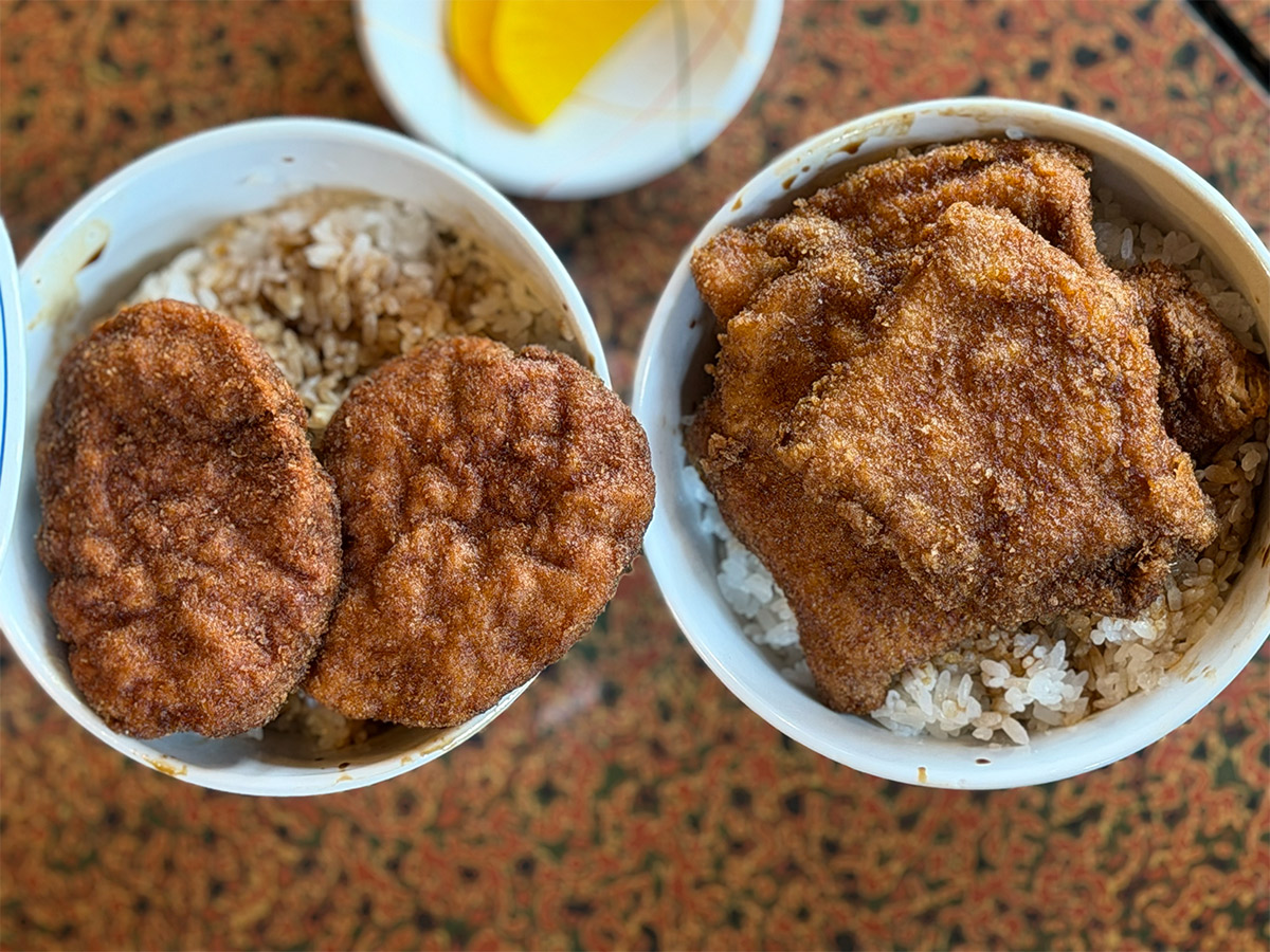 左が「パリ丼」、右が「カツ丼」