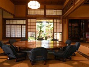 庭園を望む主屋のラウンジ。見学はこちらからスタート ［食楽web］