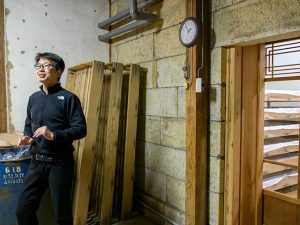 酒造りを順序立てて説明する東さん。蔵見学は要予約、4名から（SHOP INFO参照）