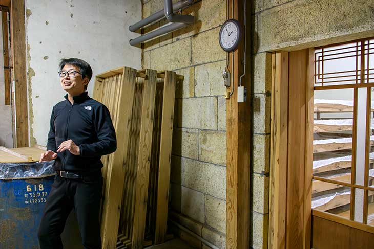 酒造りを順序立てて説明する東さん。蔵見学は要予約、4名から（SHOP INFO参照）