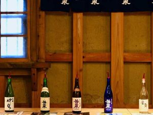 右から2番目が「神泉 純米吟醸ブルーラベル」、中央が「神泉 純米吟醸 旨口」