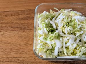 白菜8分の1個。細めに切ったら塩一つまみ。ざっくり和えたら冷蔵庫へ