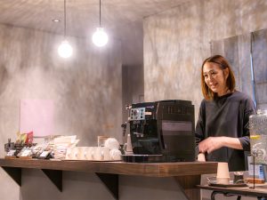 宿を切り盛りする山瀬亜由美さん。実家は敦賀の市場の仲買問屋を営んでいるそう