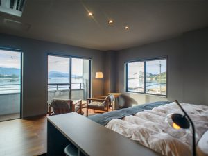 写真の洋室ツインルームのほか、和洋室など全8室を用意