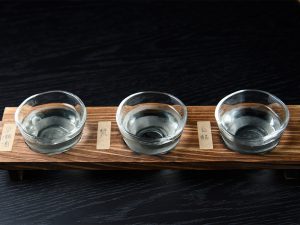 左から「早瀬浦」「梵」「白龍」。若狭の地酒を一度に楽しめる利き酒セット［食楽web］