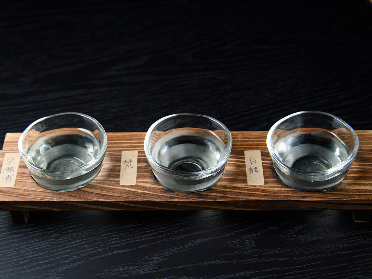 左から「早瀬浦」「梵」「白龍」。若狭の地酒を一度に楽しめる利き酒セット［食楽web］