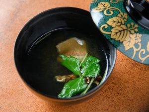 塗りの椀も美しい、レンコダイの吸い物は五感で楽しめる