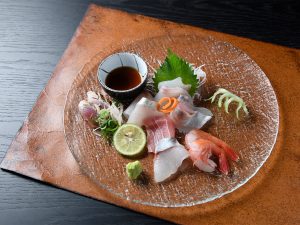 白身魚をはじめバラエティに富んだお造り6種。魚はその日によって変わる