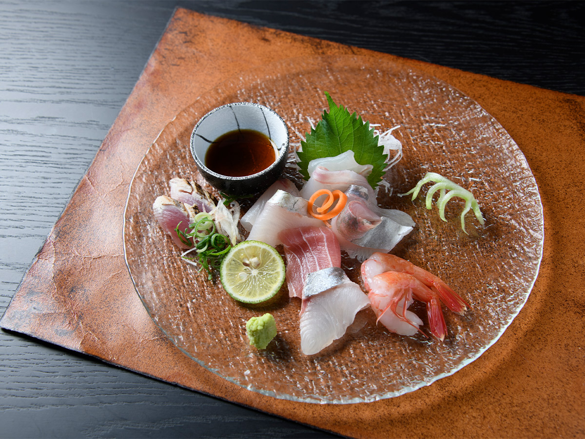 白身魚をはじめバラエティに富んだお造り6種。魚はその日によって変わる