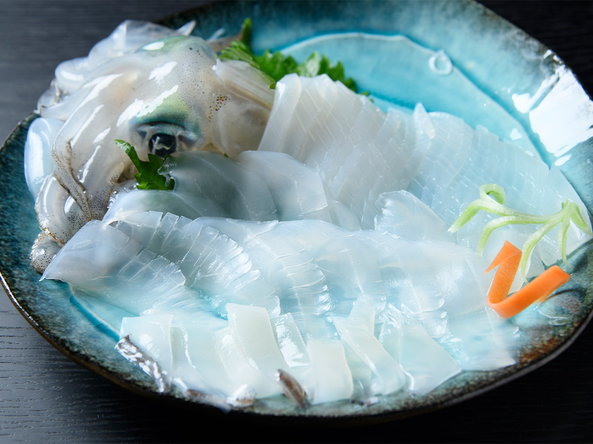 アオリイカの造りは捌きたてで最高の鮮度。醤油をつけなくても甘みが感じられるほど