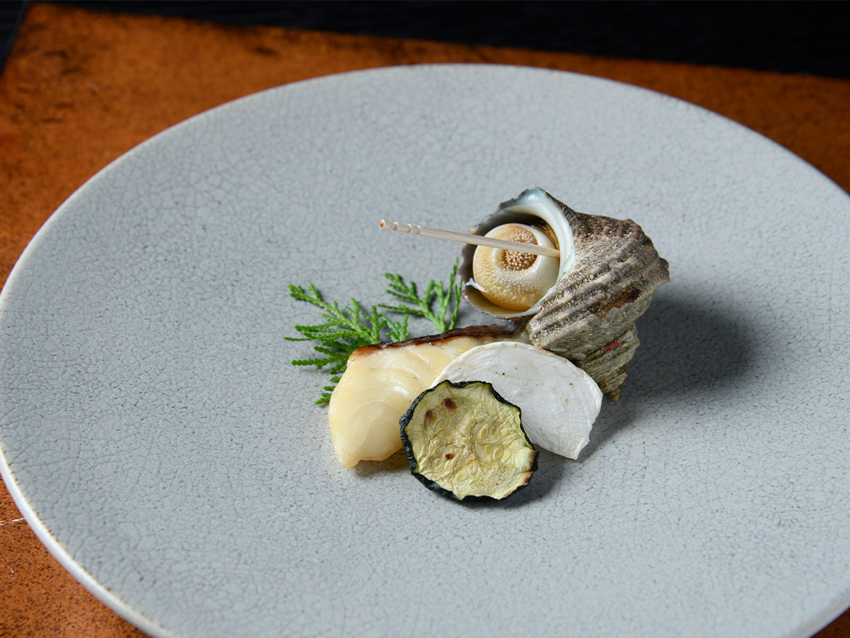 ほのかな塩味が鯛の甘みを引き立てる、真鯛の若狭焼。若狭焼とはうろこがついたまま、ひと塩をして焼く調理法のこと