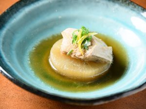 定番のぶり大根も、本場で食べると鮮度と脂のノリが違う！