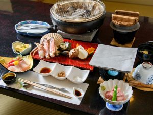 スタンダードプランの夕食「炭火焼き懐石敦賀」。若狭の幸を炭火焼きでシンプルに味わえる