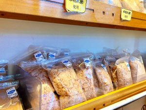 『柾屋商店』さんのおすすめでもある人気商品「かつお削り」各種。「花鰹」 100g 934円、小花110g934円、出汁がよく出る「粉」250g 1,296円（いずれも税込）